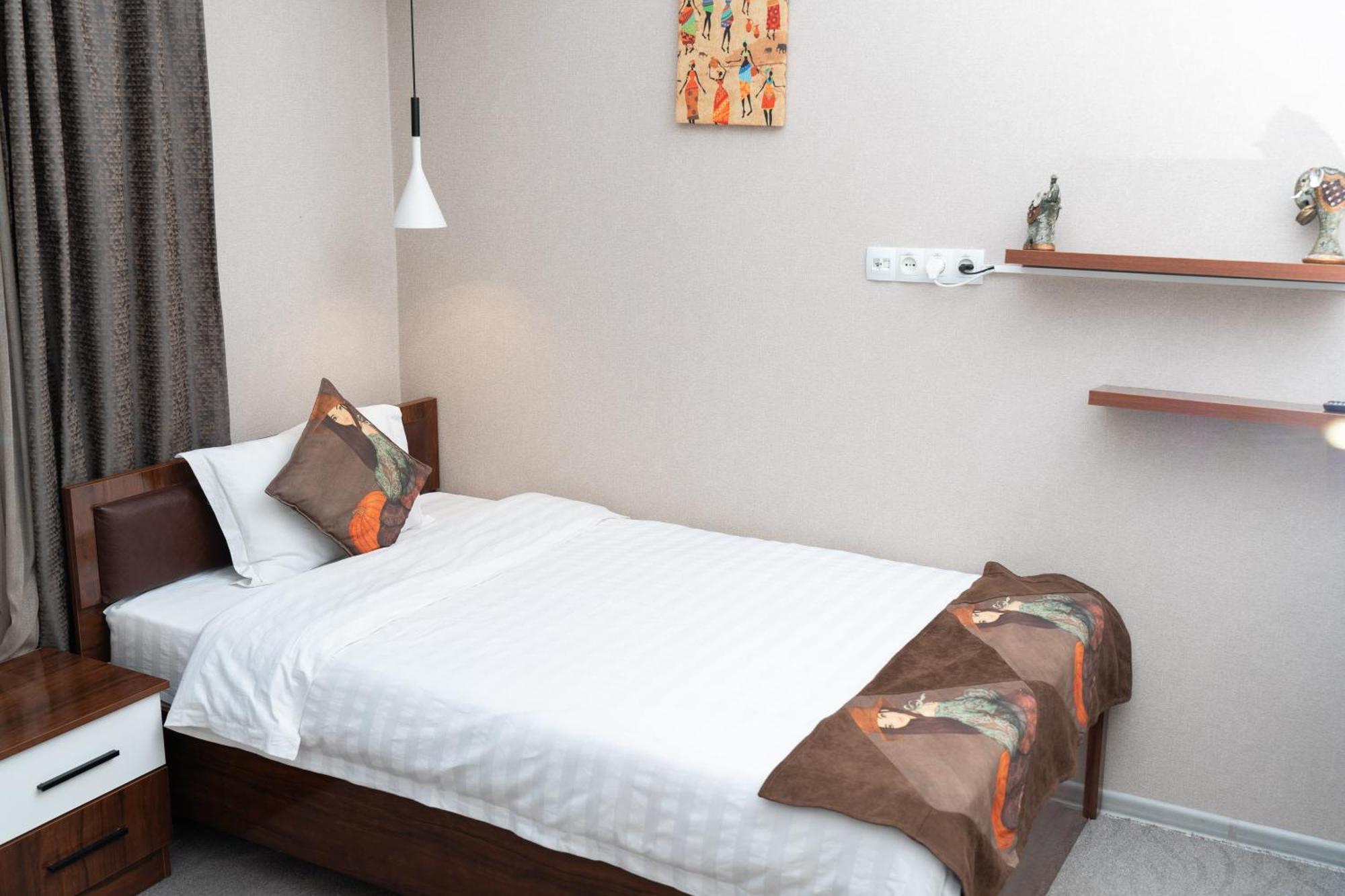 Cube House Osh Hotel Eksteriør billede